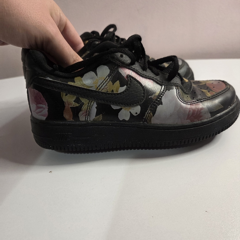 NIKE AIR FORCE 1 LOW Kids BLACK FLORAL PRINT SNEAKER Size 1Y